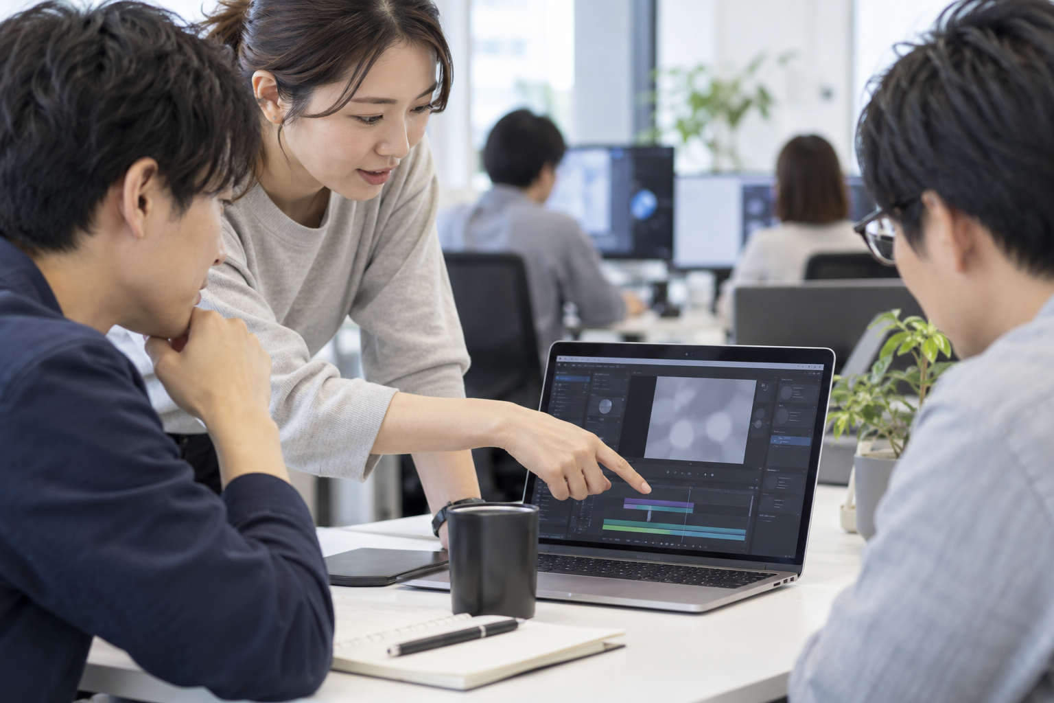 仕事風景のイメージ（AI生成・架空の人物と職場）