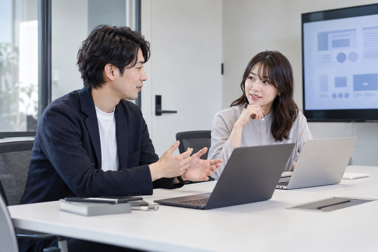 仕事風景のイメージ（AI生成・架空の人物と職場）