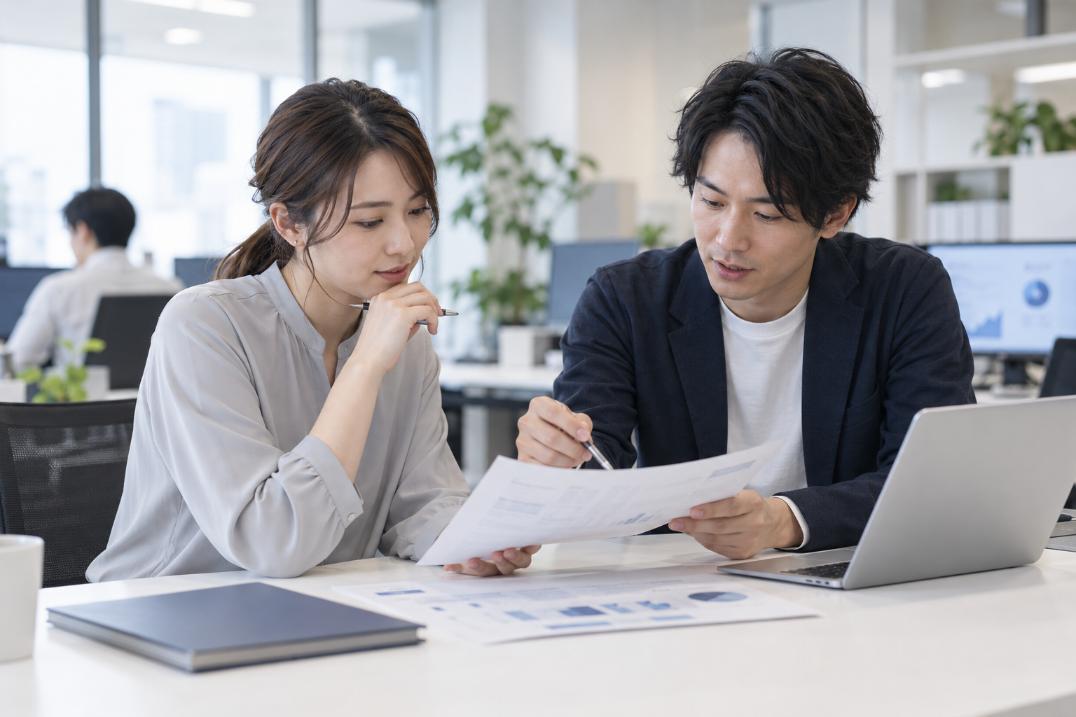 仕事風景のイメージ（AI生成・架空の人物と職場）